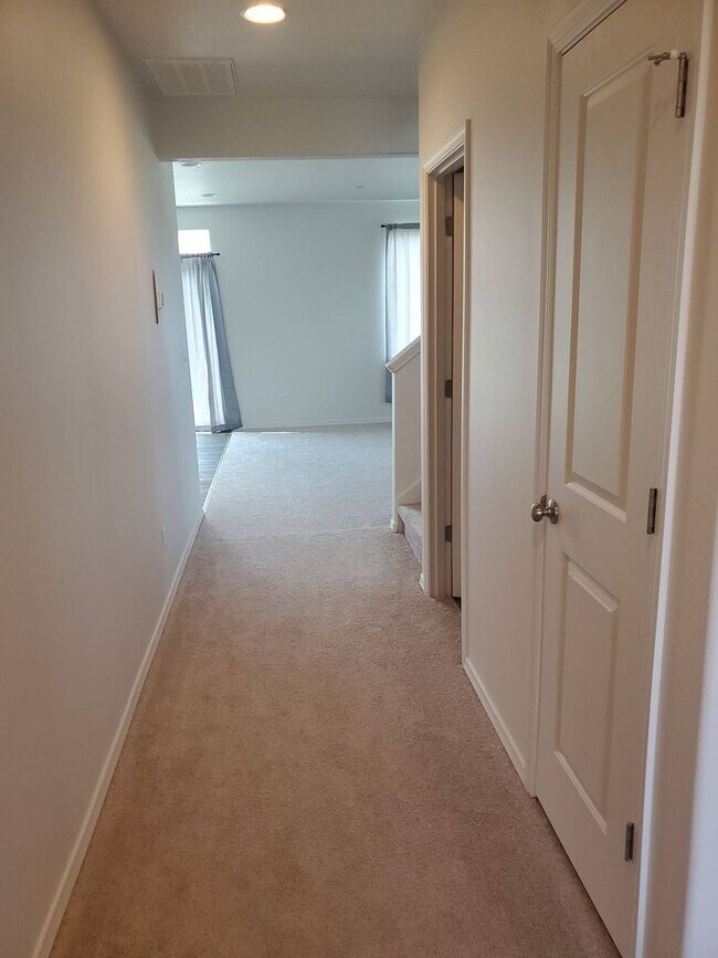 Building Photo - 4 bed 2.5 bath home in Mae Valley area of Moses Lake