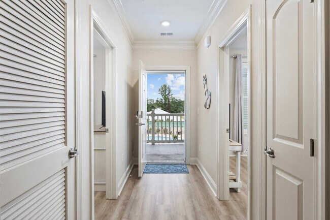 Building Photo - 587A Sunnyside Ave