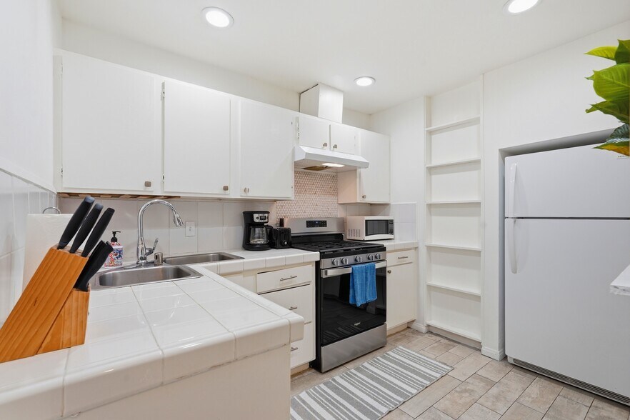 Building Photo - 525 Venice Way