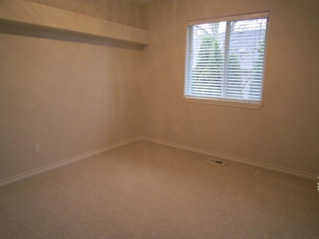 Building Photo - Large Bethany Home on a Corner Lot! 6 Bed 3 Bath