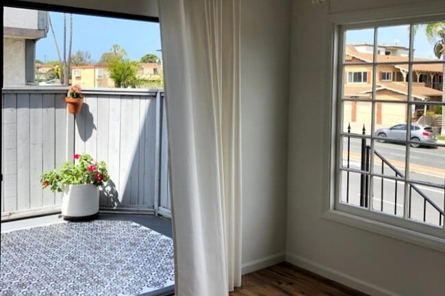 Living Room - 1460 Manhattan Beach Blvd