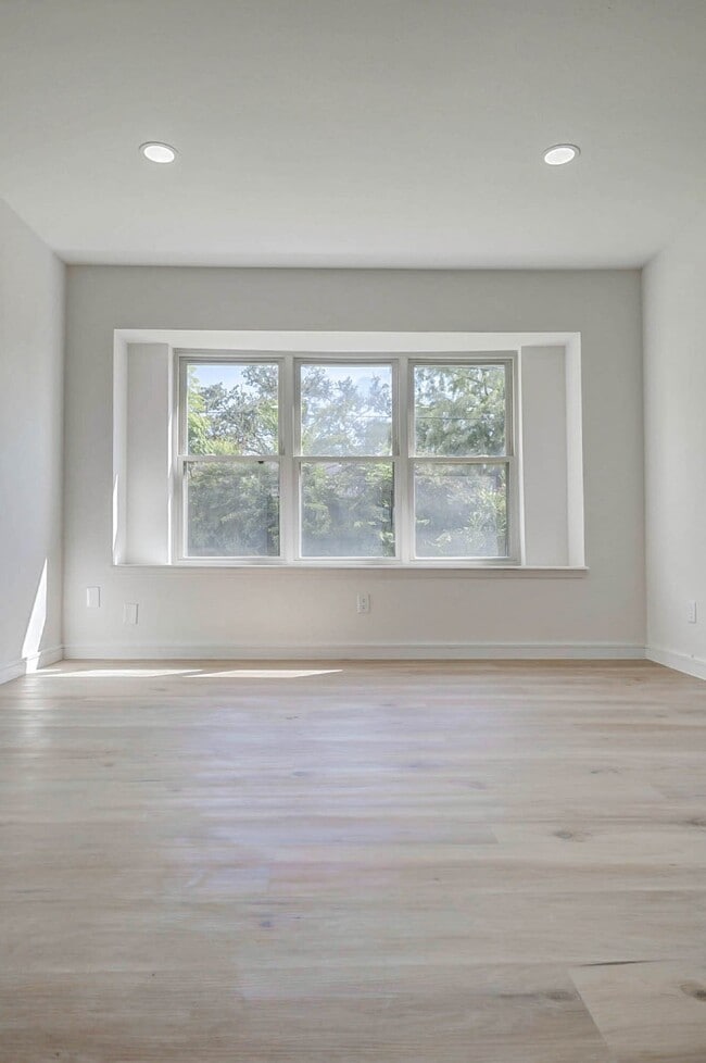 Building Photo - 9923 Emnora Ln