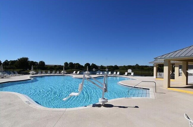 Building Photo - Spacious renovated 3-Bed, 2-Bath in VOB Riverview