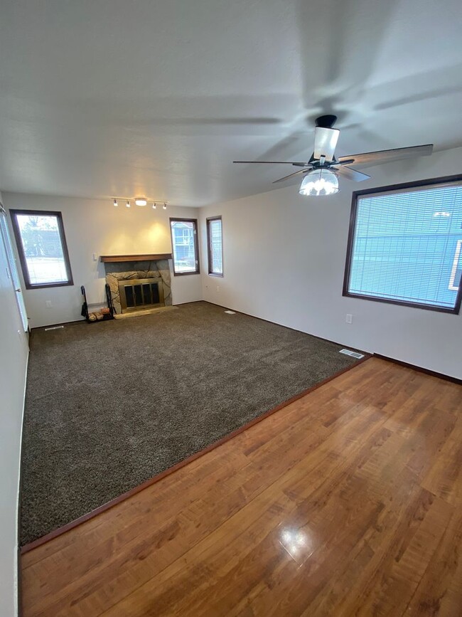 Building Photo - Well maintained (1) bedroom, (1) bathroom ...