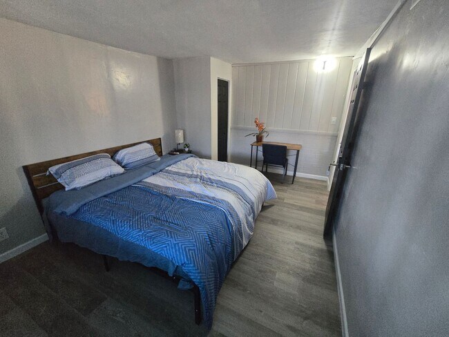 Building Photo - Rooms for Rent – Furnished, Lockable, & Private Backyard! 6 Spots Open.