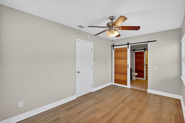 Building Photo - 541 40th Ave NE