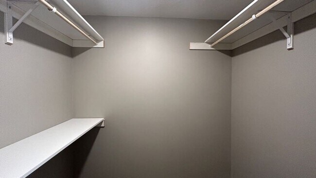 Building Photo - 4 Bedroom Townhome