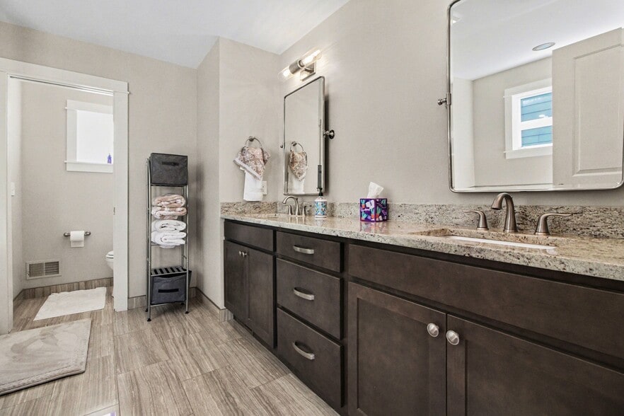 Building Photo - 3906 Hillside Dr