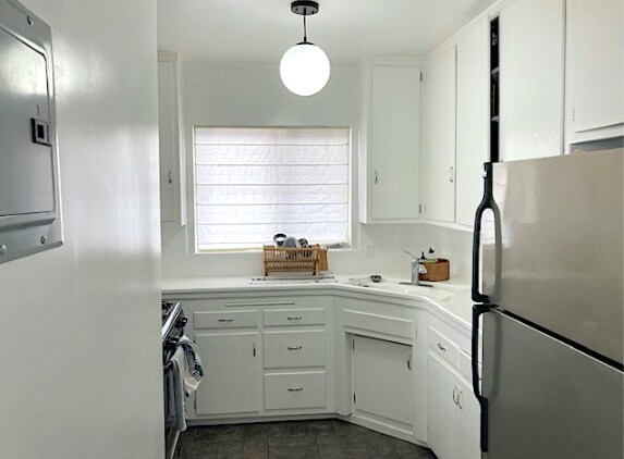 Building Photo - 916 N Sweetzer Ave