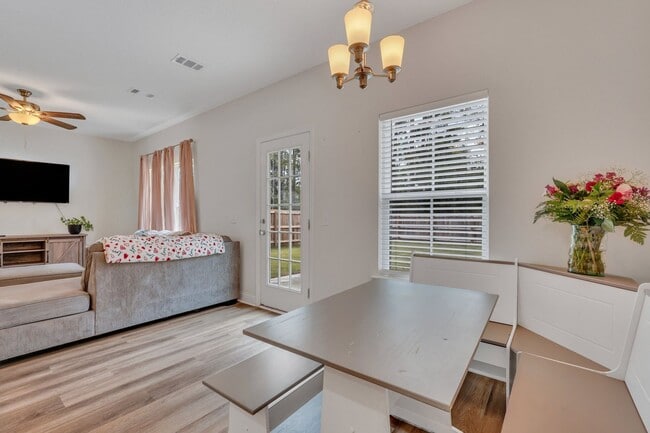 Building Photo - AVAILABLE NOVEMBER (PET FRIENDLY)