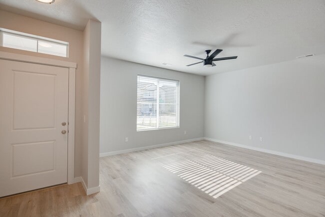 Building Photo - Baraya Townhomes: Modern Townhomes for Rent in Meridian, ID