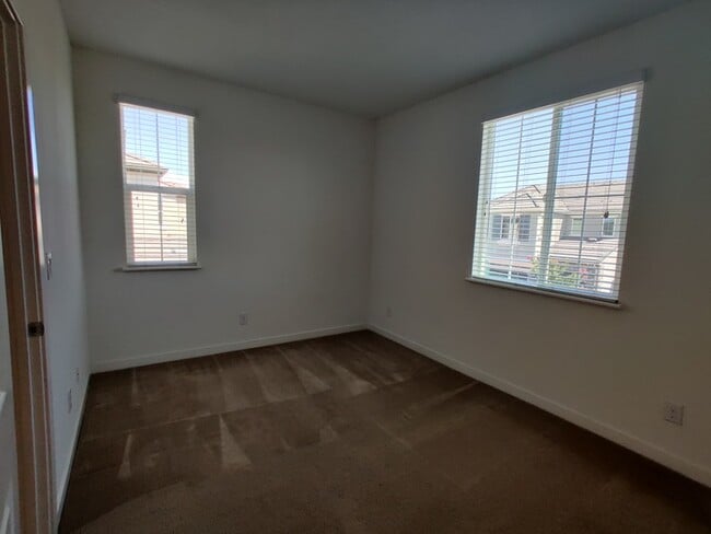 Building Photo - Beautiful 3 bedroom, 2.5 bathroom in Roseville!