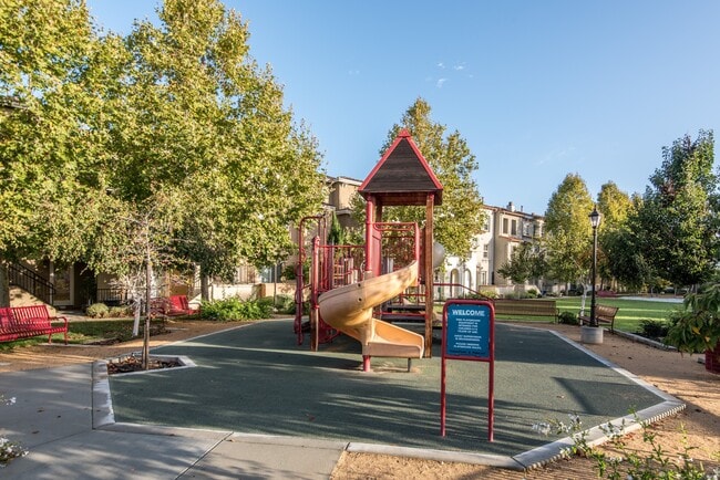 Building Photo - 465 Magritte Way