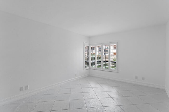 Building Photo - 2339 SW 15th St