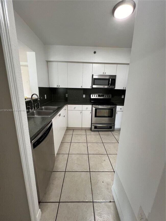 Primary Photo - 9300 Fontainebleau Blvd