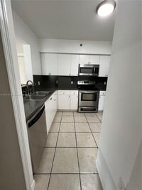 Building Photo - 9300 Fontainebleau Blvd