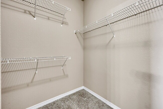 Building Photo - $2,940.95, $300.00 off the first month's rent, 6 Bedrooms, 3 Bathrooms, Single Family Home in Col...