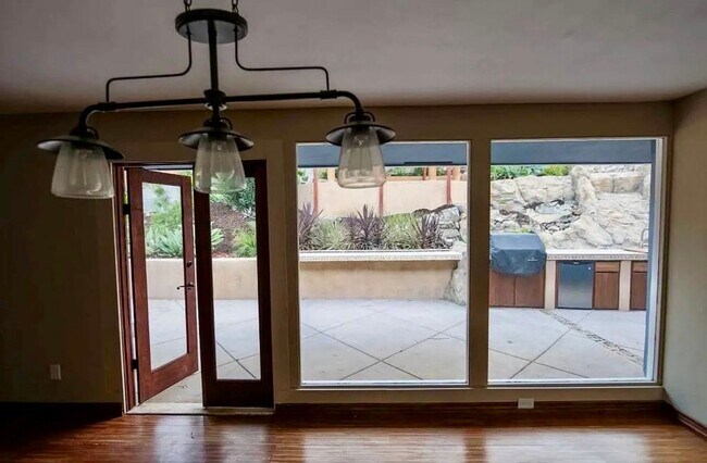 Building Photo - Stunning 3 Bedroom 2 Bathroom Home in La Mesa!