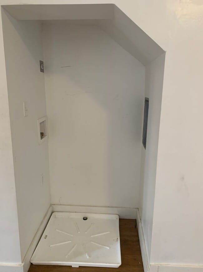 Building Photo - 2 Bedroom 1st Floor-Parking- Penn Park Area York City
