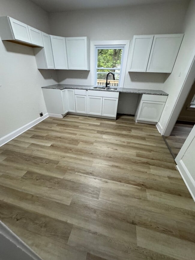 Building Photo - 4 bed 2 bath House