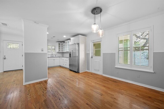 Building Photo - 3103 S Oak Dr