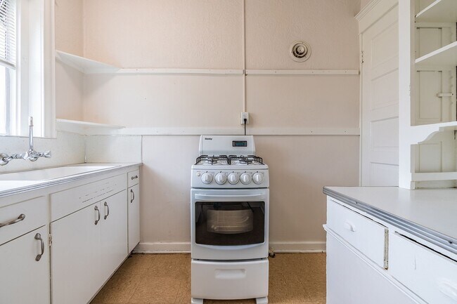 Floorplan - Avenue Building: Centrally located in University District!