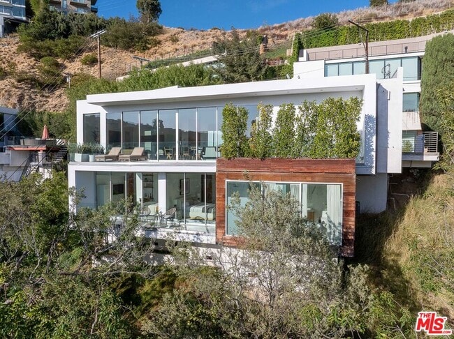 Building Photo - 8760 Hollywood Blvd
