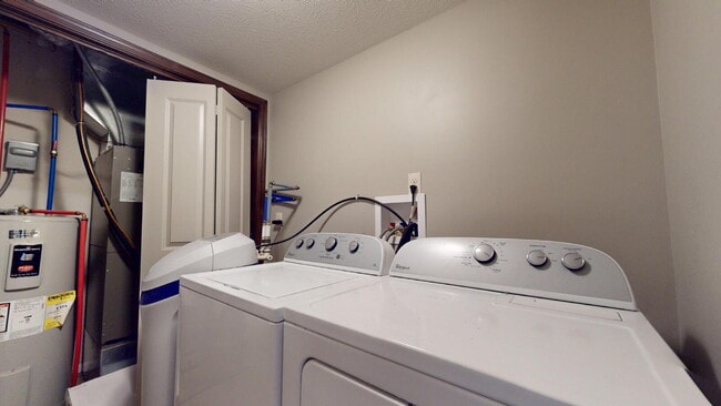 Building Photo - "Charming 3-Bed Townhouse with 2.5 Baths &...