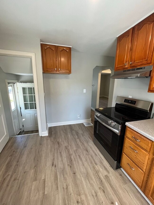 Building Photo - 3 Bedroom, 2 Bathroom Home With Garage Available for Pre-Lease!