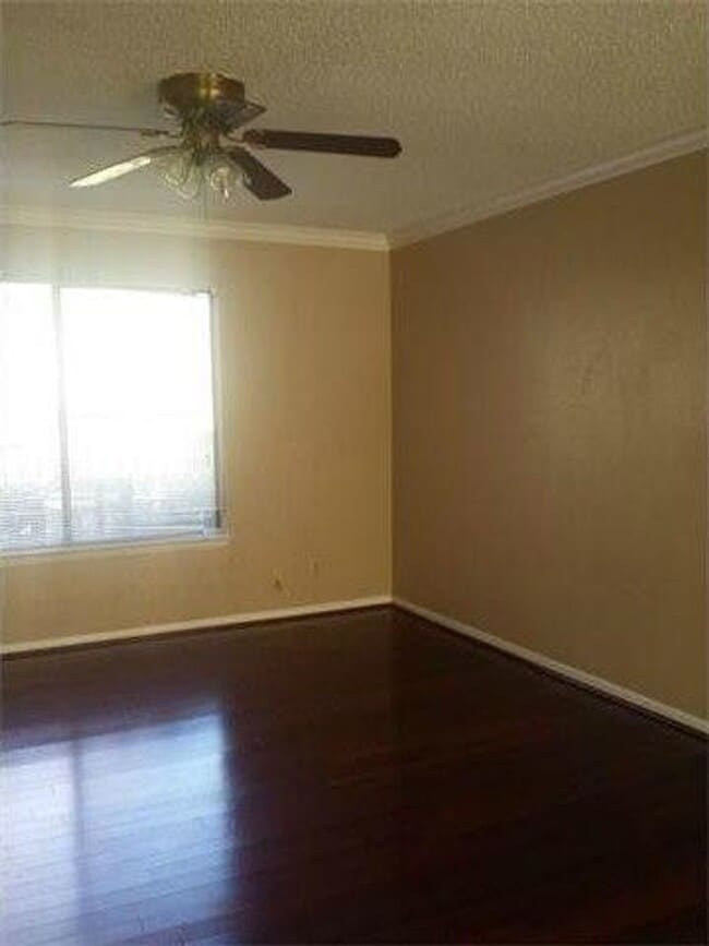 Building Photo - 3/1.5 Townhouse in Great location