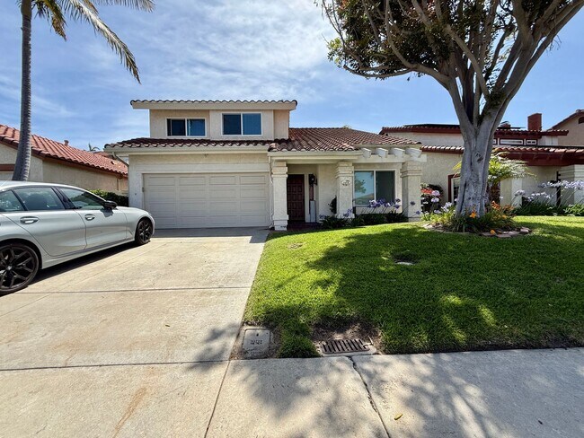 Building Photo - Luxury and Spacious Townhouse with Large Fenced Yard! Double Car Garage!