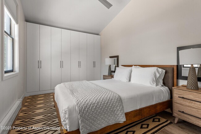 Building Photo - 220 W Main St