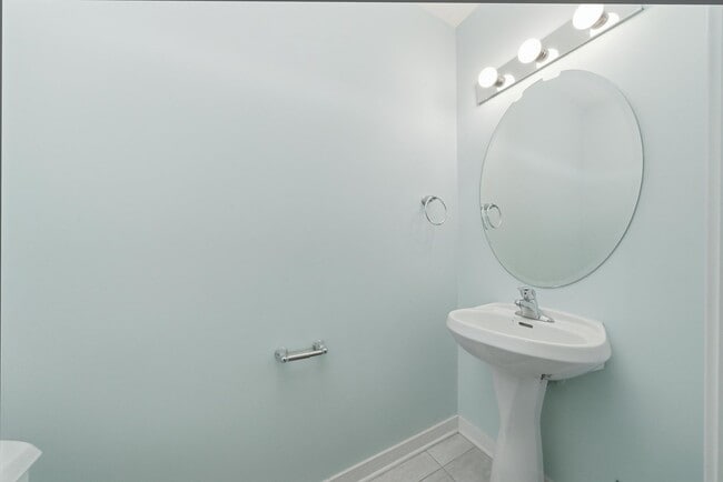 Building Photo - 1224 W Van Buren St