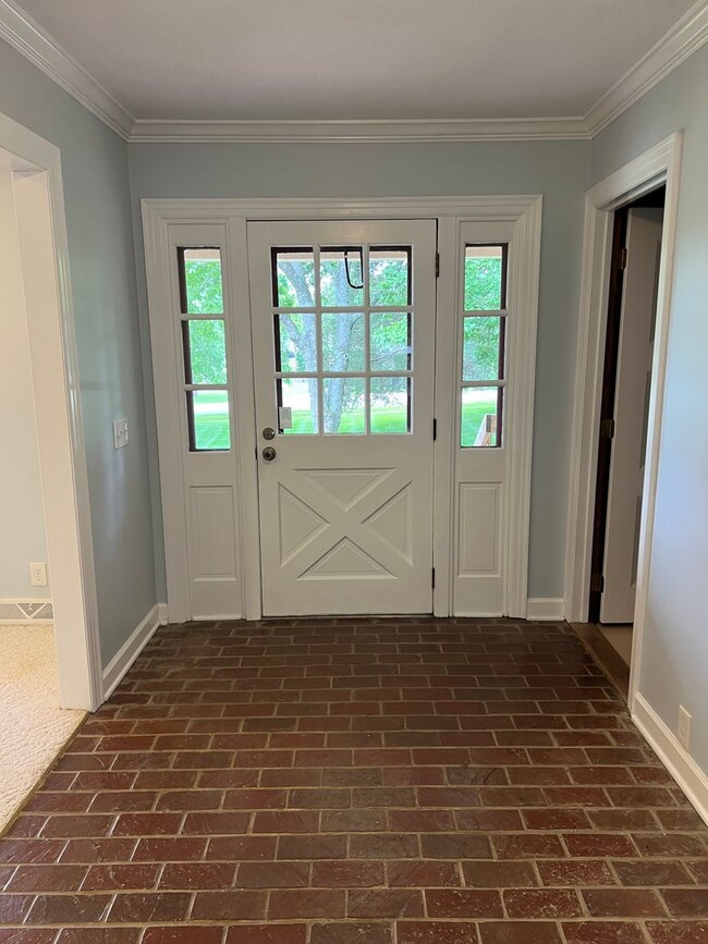 Building Photo - Single Family Home on almost an acre, 4 be...