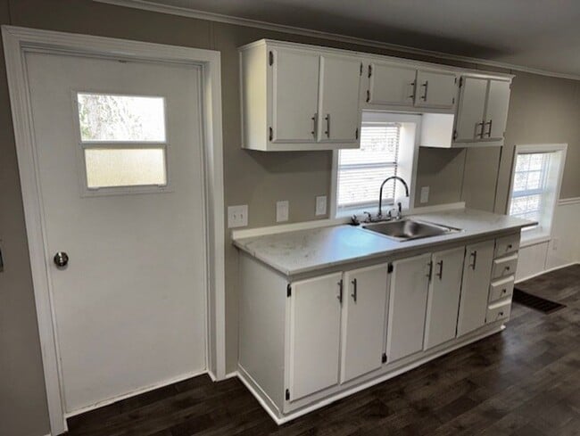 Building Photo - Discover this well-maintained 3-bedroom, 2-bath home in Lincolnton, NC,