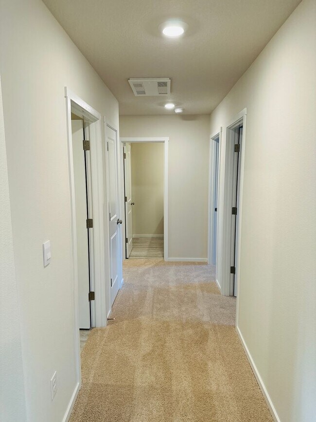 Building Photo - Beautiful Brand New 5 Bedroom Home!