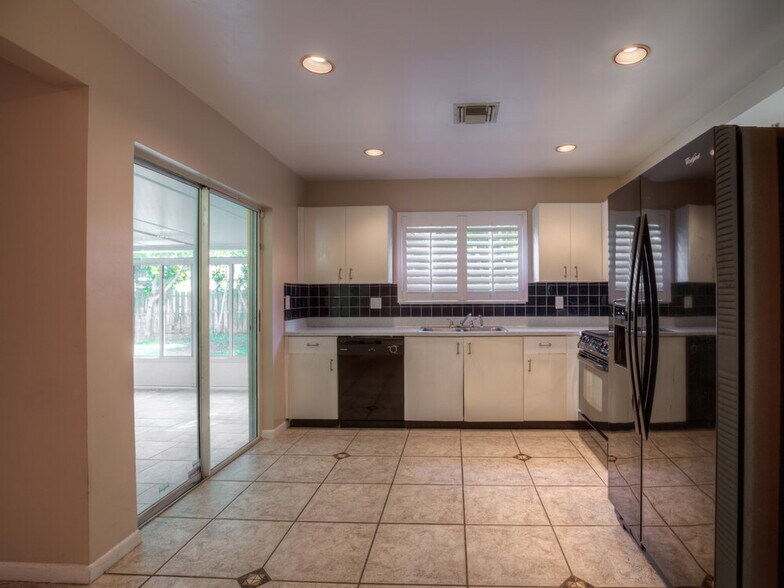 Building Photo - 4900 NW 56th St