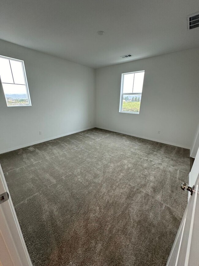 Building Photo - 1 Year Old Lenner 3 Bedroom + Loft Condo i...