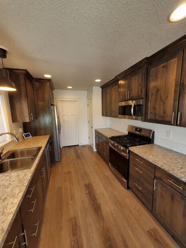 Building Photo - Pet Friendly Single Level 4 bedroom 2 Bathroom in Lebanon.