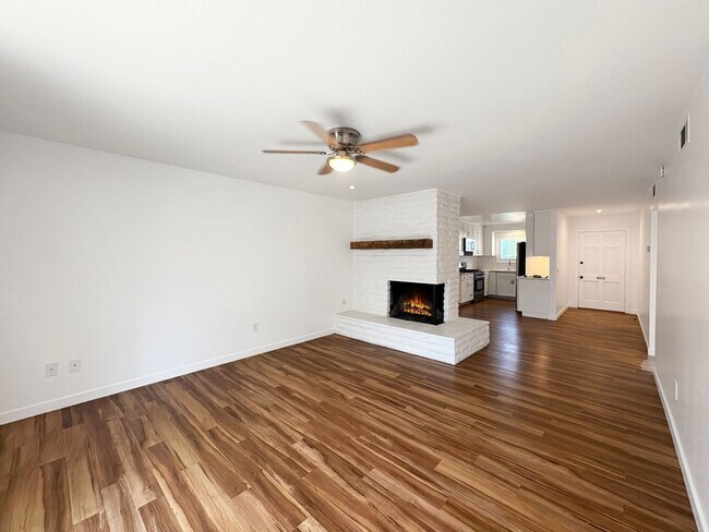 Building Photo - Beautifully Maintained 2B/2BA in Central E...