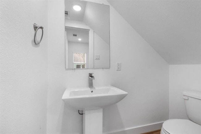 Building Photo - 1220 E 33rd St