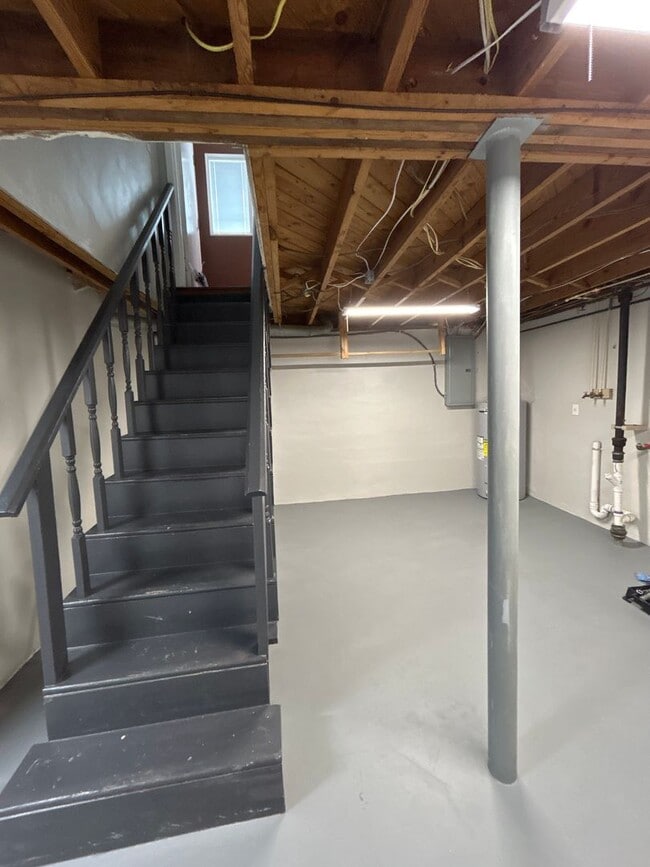 Building Photo - 3 BR 2 BA House with Garage