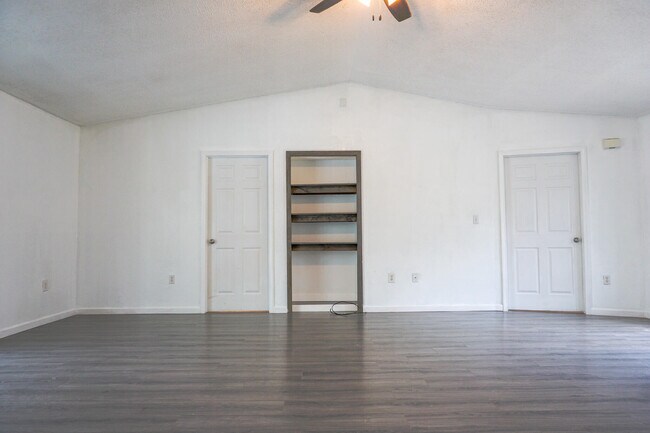 Building Photo - 233 Grand Prix Dr