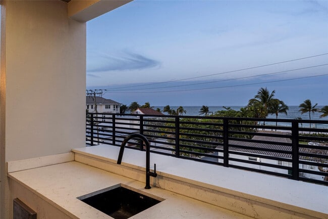 Building Photo - 3320 NE 17th St