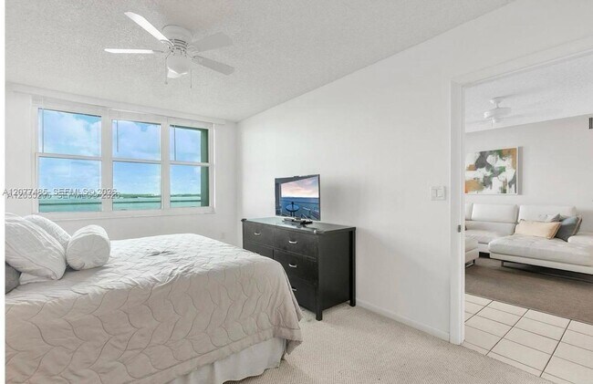 Building Photo - 800 Claughton Island Dr