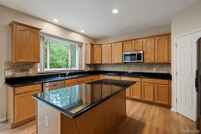 Building Photo - 50353 Livingston Dr