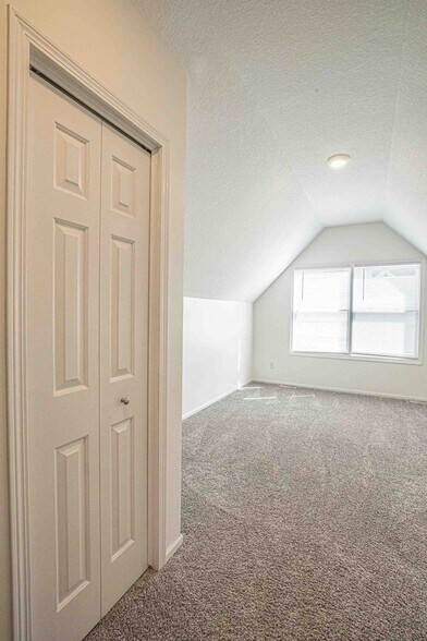 Building Photo - 15835 Hawthorn Dr