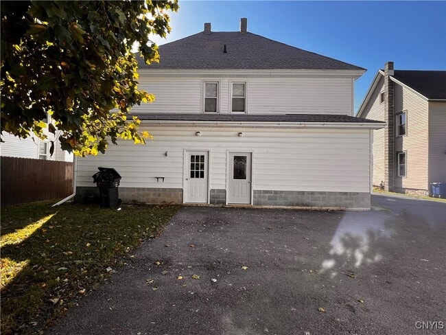 Building Photo - 925 Salina St