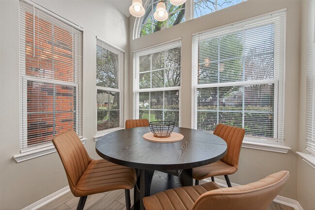 Building Photo - 6635 Queensclub Dr