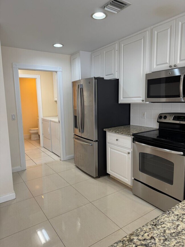 Building Photo - Lakeside Luxury Living in Island Walk – 3B...